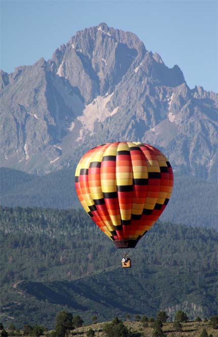 熱気球とロッキーの山
